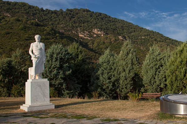 Το άγαλμα του Αριστοτέλη και το βουνό πίσω από το πάρκο του Αριστοτέλη.