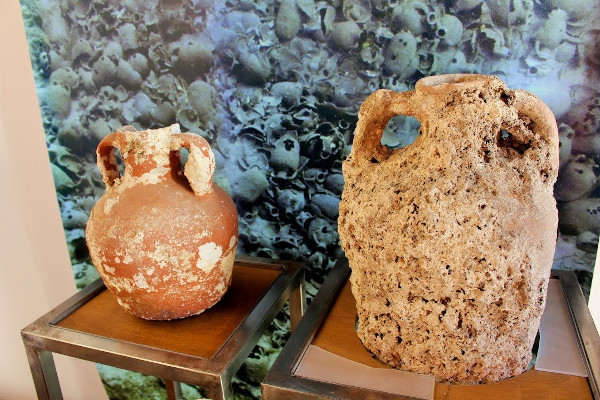 Φωτογραφία θαλάσσιων αρχαιοτήτων στο Αρχαιολογικό και Λαογραφικό Μουσείο Σύμης.