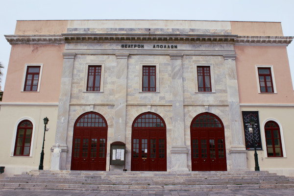 Η εξωτερική και η κύρια είσοδος του θεάτρου Απόλλων στην Ερμούπολη της Σύρου