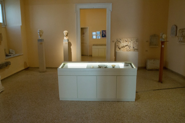 Μία από τις αίθουσες του Αρχαιολογικού Μουσείου Σύρου στην Ερμούπολη με εκθέματα.