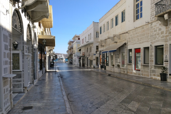 Ένας κεντρικός δρόμος της Ερμούπολης στη Σύρο καλυμμένος με μάρμαρο.