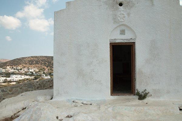 Οι λευκοί τοίχοι του παρεκκλησίου της Αγίας Πάκου στο λόφο του Γαλησσά και η ανοιχτή του πόρτα.