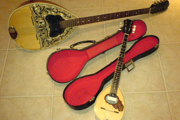 Τα παραδοσιακά μουσικά όργανα, το μπουζούκι και ο μπαγλαμάς, είναι η καρδιά της ελληνικής μουσικής.