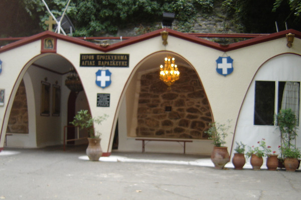 Η μπροστινή πλευρά και η κύρια είσοδος του Ιερού Προσκυνήματος της Αγίας Παρασκευής στα Τέμπη.