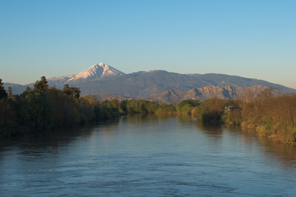 Μια φωτογραφία που ελήφθη από τον Πηνειό ποταμό απεικονίζει τη χιονισμένη κορυφή του όρους Όσσα.