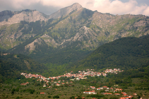 Μια πανοραμική φωτογραφία που δείχνει το χωριό Ποταμιά στους πρόποδες του όρους Υψάριο.