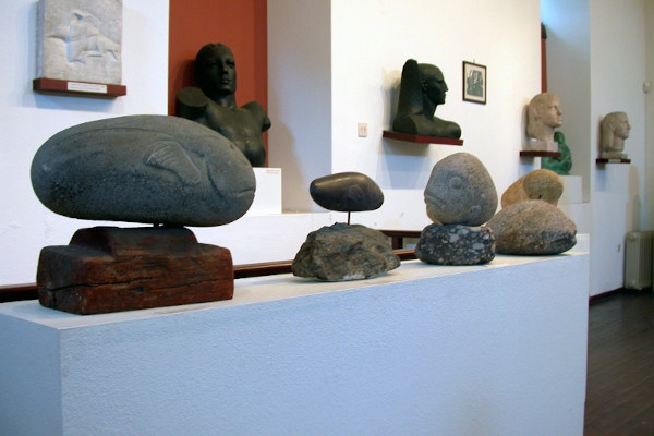 Από κοντά τα εκθέματα που εκτίθενται στο μουσείο του Πολύγνωτου Βαγή στο νησί της Θάσου.