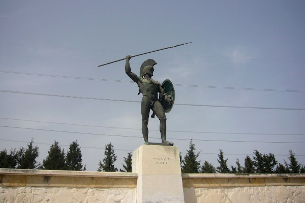 Μια φωτογραφία του Μνημείου του Λεωνίδα και των 300 Σπαρτιατών στις Θερμοπύλες.