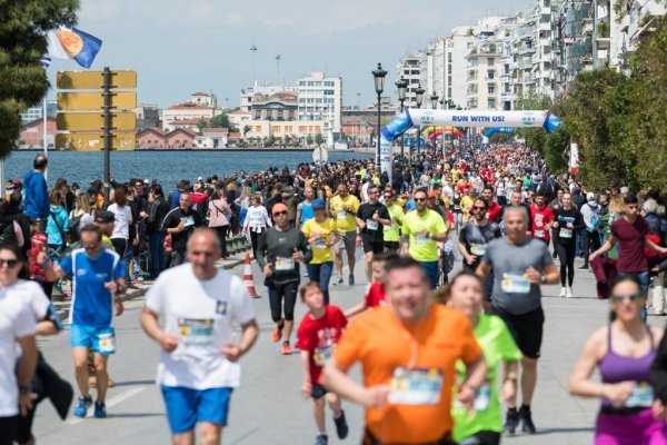 Εκατοντάδες δρομείς κάθε ηλικίας με πολύχρωμα μπλουζάκια τρέχουν στον παραλιακό δρόμο της Θεσσαλονίκης.
