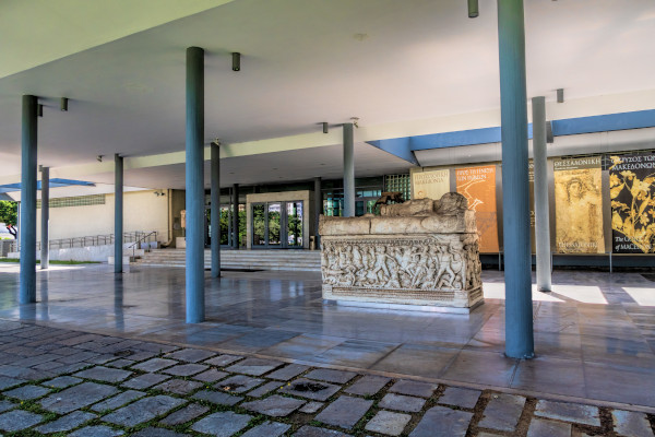 Η κεντρική είσοδος του Αρχαιολογικού Μουσείου Θεσσαλονίκης και έκθεμα σαρκοφάγος (πέτρινο φέρετρο).