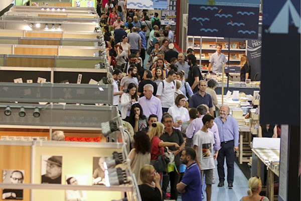 Μια εικόνα που δείχνει το πλήθος ανάμεσα στους πάγκους διαφόρων εκδοτών στη Διεθνή Έκθεση Βιβλίου Θεσσαλονίκης.
