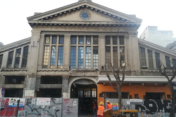 To νεοκλασσικό κτίριο της αγοράς Μοδιάνο της Θεσσαλονίκης υπό ανακαίνιση.