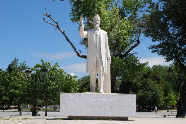 Το λευκομαρμάρινο άγαλμα του Ελευθέριου Βενιζέλου με σηκωμένο το δεξί του χέρι σαν να απευθύνεται σε πλήθος.