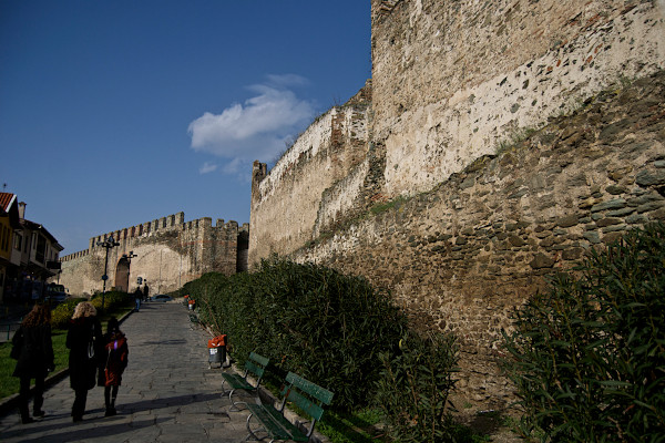 Άνθρωποι που περπατούν δίπλα στα τείχη της οχύρωσης της Θεσσαλονίκης.