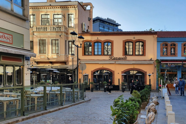 Μια φωτογραφία που δείχνει την ξεχωριστή αρχιτεκτονική των κτιρίων και κάποιων ταβερνών στα Λαδάδικα, Θεσσαλονίκη.