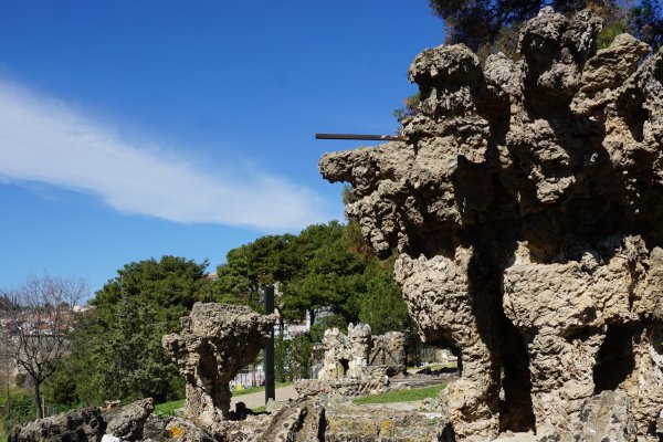 Τα ερείπια του παλιού πάρκου, οι Κήποι του Πασά, μοιάζουν να έχουν λιώσει από υψηλή θερμοκρασία.