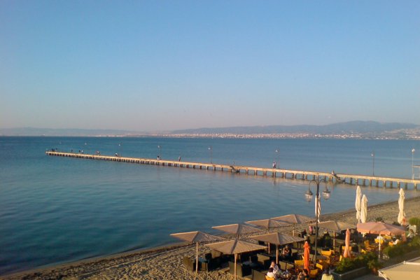 Μια προβλήτα στην παραλία της Περαίας με φόντο την πόλη της Θεσσαλονίκης.