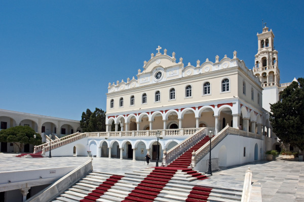 Τα σκαλιά με το κόκκινο χαλί που οδηγούν στην κύρια είσοδο της εκκλησίας της Παναγίας στην Τήνο.