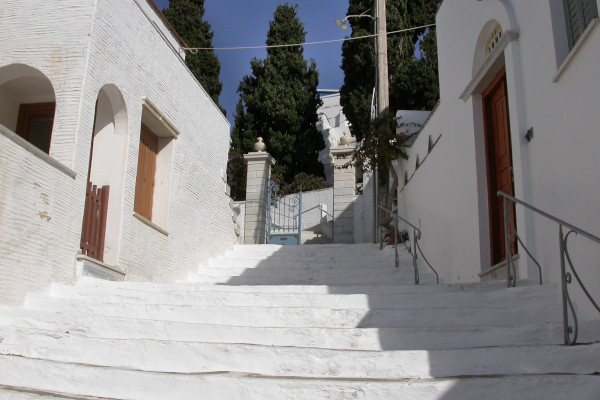 Σκαλοπάτια στον παραδοσιακό οικισμό Πάνορμος στο νησί της Τήνου.