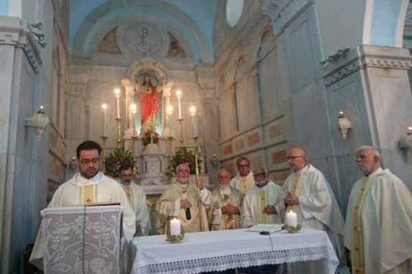 Καθολικοί ιερείς κατά τη διάρκεια του εορταστικού τελετουργικού της Μονής της Ιερής Καρδιάς του Ιησού στο Εξωμβούργο της Τήνου.