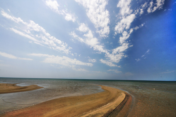 Φωτογραφία που δείχνει την αμμώδη παραλία του Δέλτα του Έβρου κοντά στην Τραϊανούπολη.