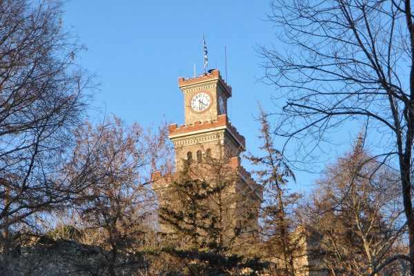Ο Πύργος του Ρολογιού Τρικάλων κατά τη διάρκεια μιας χειμερινής ηλιόλουστης ημέρας.