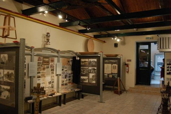 Στις αίθουσες του Κέντρου Ιστορίας και Πολιτισμού «Κλιάφα» με πολυάριθμα εκθέματα στις βιτρίνες.