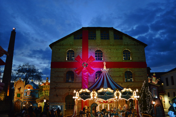 Το εξωτερικό και η αυλή του Μύλου Ματσόπουλου στα Τρίκαλα μετατρέπονται σε Μύλο των Ξωτικών τα Χριστούγεννα.