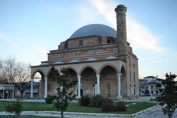 Η μπροστινή πλευρά και η αυλή του τζαμιού Osman Shah ή του Kοursοum Tzami στα Τρίκαλα.