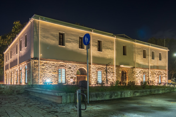 Το φωτισμένο εξωτερικό του Μουσείου Βασίλη Τσιτσάνη (Παλιά Φυλακή) κατά τη διάρκεια της νύχτας.