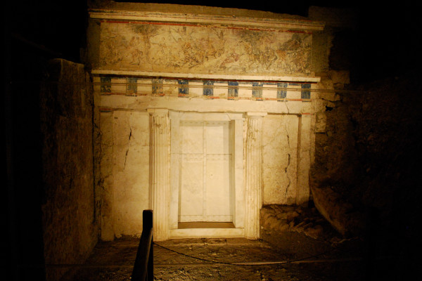 Η κύρια είσοδος του τάφου του Φιλίππου ll στη Βεργίνα φωτίσμένος με προβολέα. 