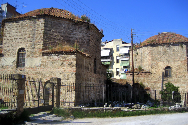 Το εξωτερικό των δύο κτιρίων των Δίδυμων Λουτρών Tuzcu Sinan στην πόλη της Βέροιας.