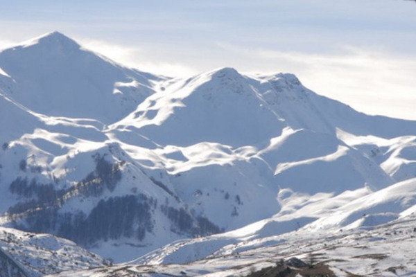 Το βουνό Βίτσι (ή Βέρνο όπως λέγεται επίσης) καλυμμένο με χιόνι.