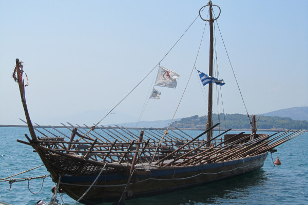 Το ξύλινο αντίγραφο του πλοίου «Αργώ» αγκυροβολημένο στον παραλιακό πεζόδρομο του Βόλου.