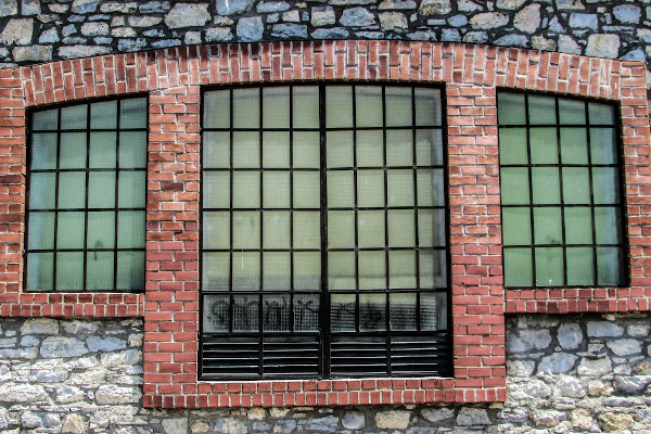 Μια φωτογραφία από κοντά που απεικονίζει ένα από τα παράθυρα του «Lab Art» στο Βόλο.