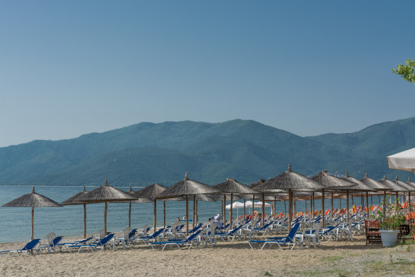 Πολυάριθμες ομπρέλες και ξαπλώστρες στην παραλία των Βρασνών στην περιοχή Βόλβη Θεσσαλονίκης.