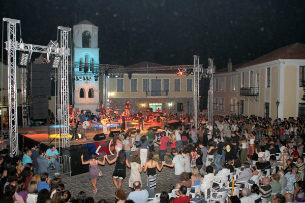 'Ανθρωποι που χορεύουν μπροστά από μια σκηνή συναυλιών στο Φεστιβάλ της Παλιάς Πόλης της Ξάνθης.