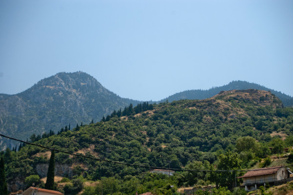 Ο λόφος της Ακρόπολης της Υπάτης που καλύπτεται από πυκνή βλάστηση.