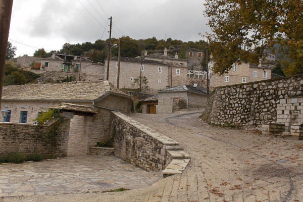 Λιθόστρωτος δρόμος και πετρόχτιστα σπίτια σε κεντρικό τμήμα του χωριού Άνω Πεδινά στην περιοχή του Ζαγορίου.