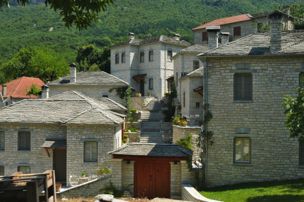Μερικά πετρόχτιστα σπίτια του χωριού Αρίστη της περιοχής του Κεντρικού Ζαγορίου.