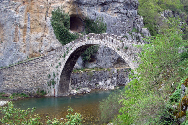 Μια εικόνα που δείχνει το πέτρινο τοξωτό γεφύρι του Κόκκορου (Νούτσος).