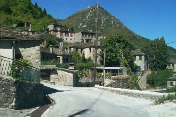 Ο κεντρικός δρόμος και ορισμένα κτίρια του παραδοσιακού χωριού Dikorfo στην περιοχή του Ζαγορίου.