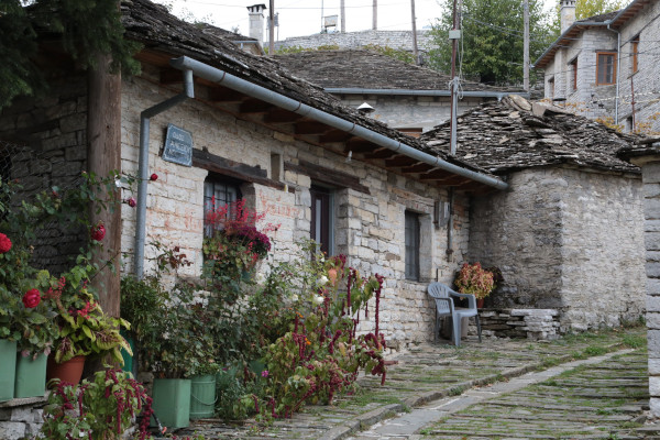 Μια κοντινή φωτογραφία ενός παλιού πετρόχτιστου παραδοσιακού σπιτιού του χωριού Καπέσοβο στην περιοχή του Ζαγορίου.