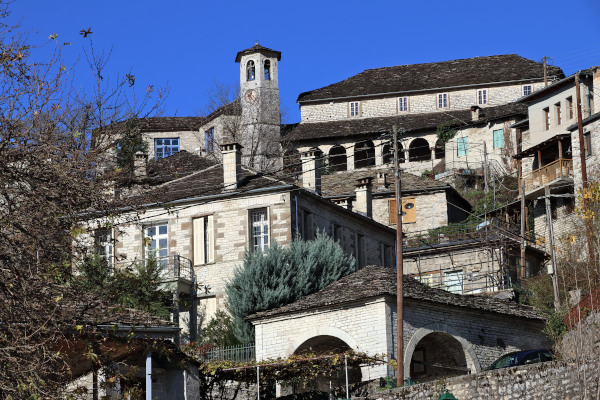 Μια κοντινή εικόνα ορισμένων κτιρίων του κεντρικού τμήματος του χωριού Κήποι, συμπεριλαμβανομένης της εκκλησίας.