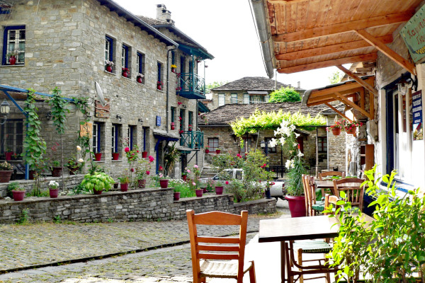 Τα πετρόχτιστα σπίτια και τραπέζια καφετέριας στο κέντρο του χωριού Τσεπέλοβο.