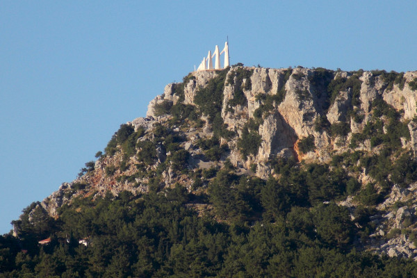 Το μνημείο του Ζαλόγγου στην κορυφή του γκρεμού όπου οι γυναίκες του Σουλίου αυτοκτόνησαν.