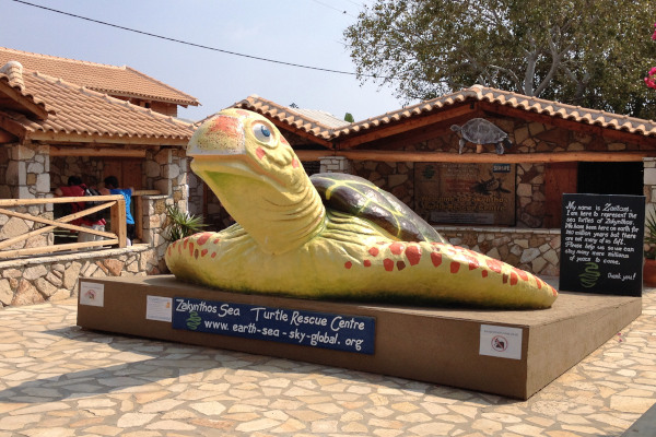 Γιγαντιαίο άγαλμα θαλάσσιας χελώνας στην είσοδο του Κέντρου Διάσωσης Θαλάσσιας Χελώνας στην περιοχή του Γέρακα στη Ζάκυνθο.