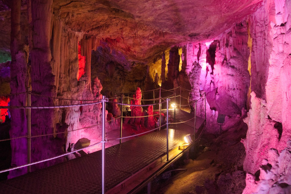 Το μονοπάτι καθοδήγησης μέσα στο Σπήλαιο Σφενδόνη των Ζωνιανών στην Κρήτη.